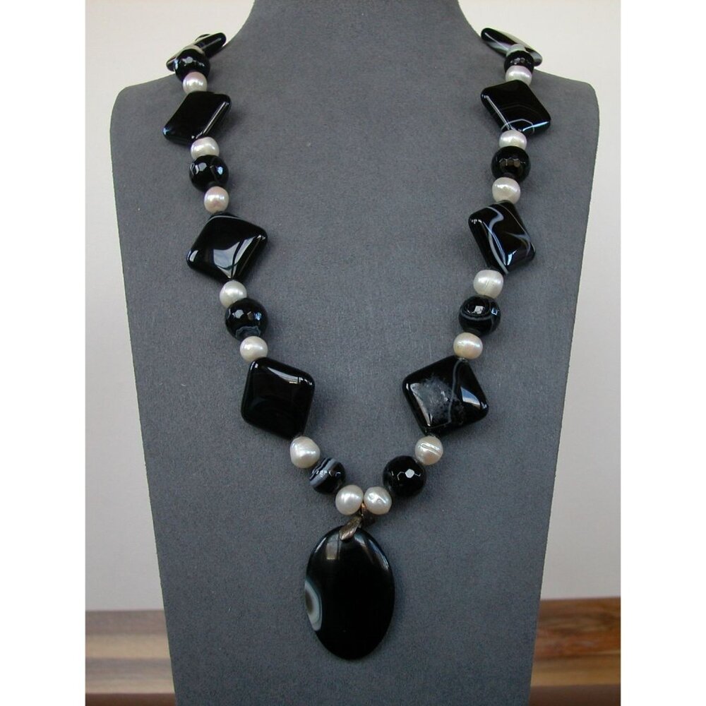Black Agate & Freshwater Pearl Beaded Necklace With Oval Pendant & Toggle Clasp